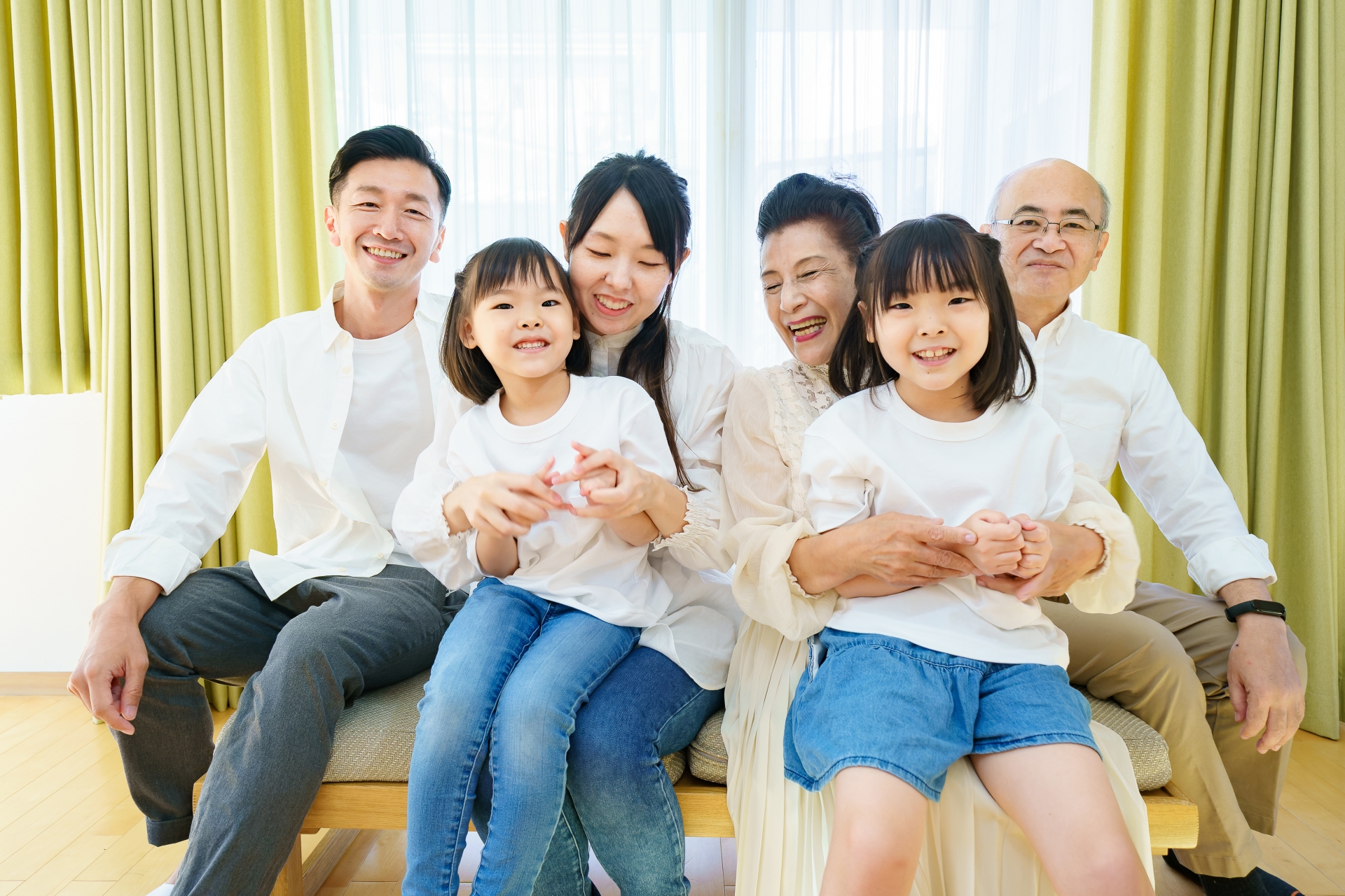 世代の異なる家族が一緒に過ごす様子