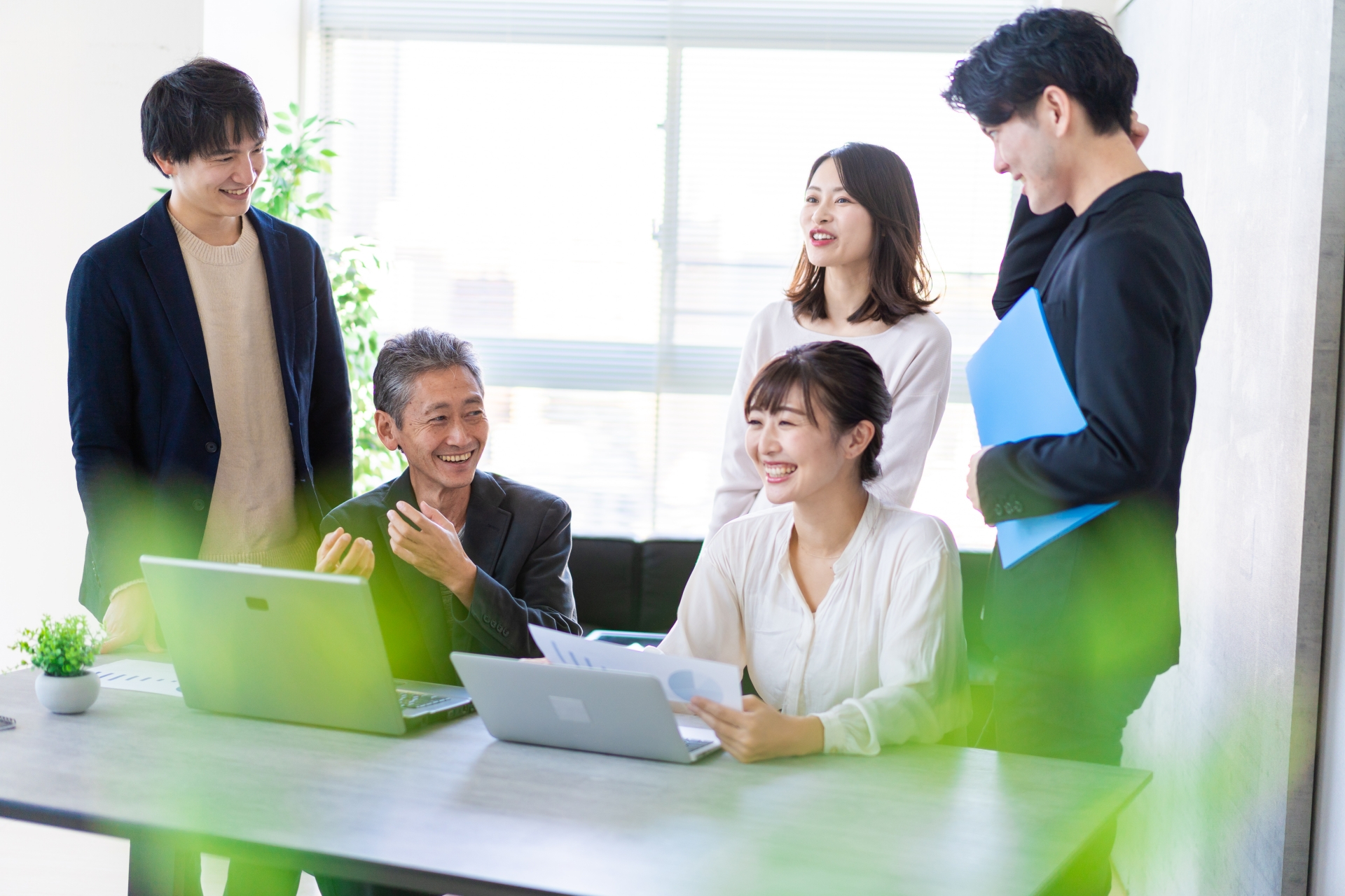 テーブルを囲んで話し合う人たち