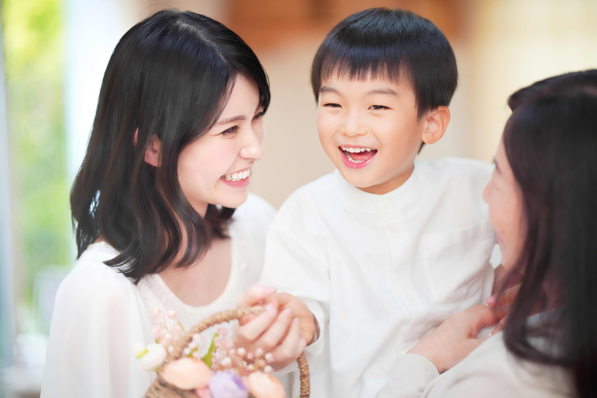 大人と子どもが笑顔で関わる様子